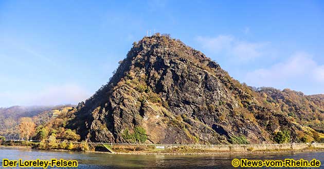 Die Loreley, ein sagenumwobener Felsen am Rhein bei Sankt Goarshausen am Rheinkilometer 555. 